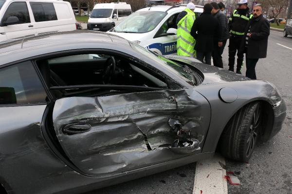 Lks otomobilin arpt src Tark Yolcu, "Seyir halindeydik. Orta eritteydim. Sol eritten sa eride gemek istedi. nce bana arpt ardndan minibse arpt. Ambulansa haber verdik. Ara iindekileri kontrol ettik. ok kr bir eyleri yoktu. Ambulansta gelip kontrol etti" ifadelerini kulland.