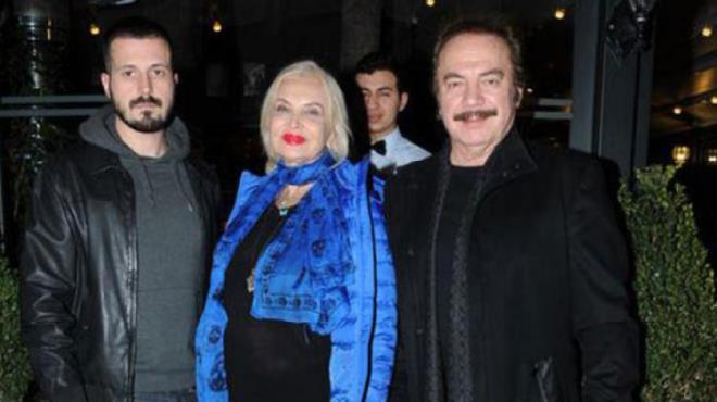 1981'de dnyaya gelen Gkhan, sanat Orhan Gencebay ve Sevim Emre iftinin ocuudur. Bilgi niversitesi Grsel letiim ve Tasarm mezunu okuyan Gencay, Ayla Algan'dan dersler ald.Amerika'ya giderek oyunculuk zerine workshoplara da katlan Gencay'a Orhan Gencebay ve Sevim Emre de tam desteklerini sunuyorlar. 1996'dan beri grafiti ile ilgilenen ve sokaklarda birok grafitiye imzasn atm Gkhan Gencebay, bu konuda olduka baarl. Anne ve babasnn ak ocuu diye isimlendirdii Gencay, magazin basnnda babasnn hediye ettii 540 bin liralk jip ve Bodrum tatilindeki fit vcudu ile gndeme gelmiti.