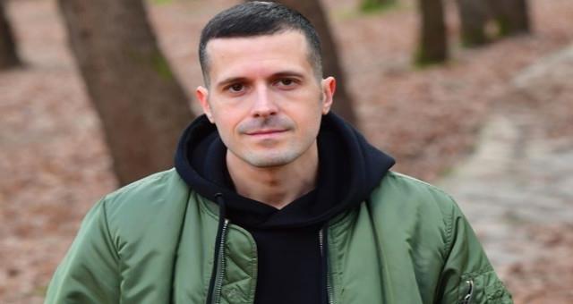 Orhan Gencebay'n gzlerden uzak tuttuu olu Gkhan Gencebay oyuncu oldu. "Nbet" dizisi ile ekranlarda grnecek Gkhan Gencebay merak konusu olmaya balad. Peki, Gkhan Gencebay kimdir, ka yandadr?