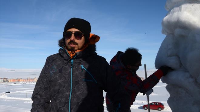 Trk heykel sanatnda pek kullanlmayan kar, buz gibi blgeye has malzemeyle altklarn belirten iolu, unlar syledi:  "ehit torunlar olarak bir nebze olsun onlarn yaadklarn yanstmaya alacaz. nallah memleketimize, milli deerlerimize, milli hassasiyeti uyandrabilecek bir alma olur. Bu adan da gelecek nesiller iin devam etmesini dnyoruz. Ben 4 yldr kardan heykeller almasna katlyorum. mrmz olursa bundan sonra da devam ettireceiz."