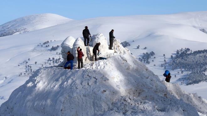 Kars'n Sarkam ilesinde 4-6 Ocak'ta gerekletirilecek Sarkam Harekat'nn 104. yl anma etkinlikleri kapsamnda sergilenecek kardan heykellerin yapmna baland.