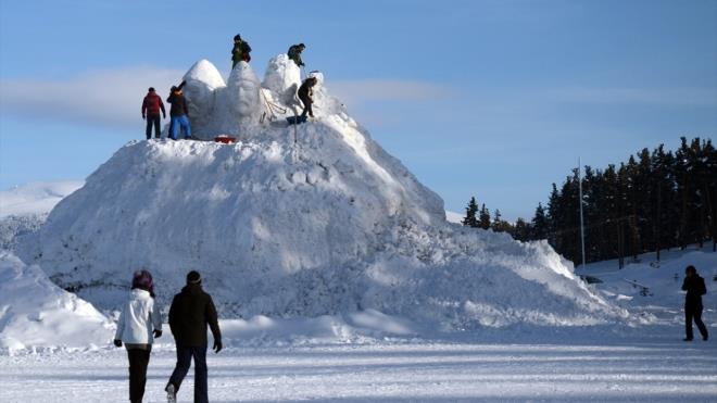Atatrk niversitesi Gzel Sanatlar Fakltesi Heykel Blm retim Grevlisi Ahmet iolu, yapt aklamada, kardan heykelleri antsal olarak yapmak istediklerini syledi.