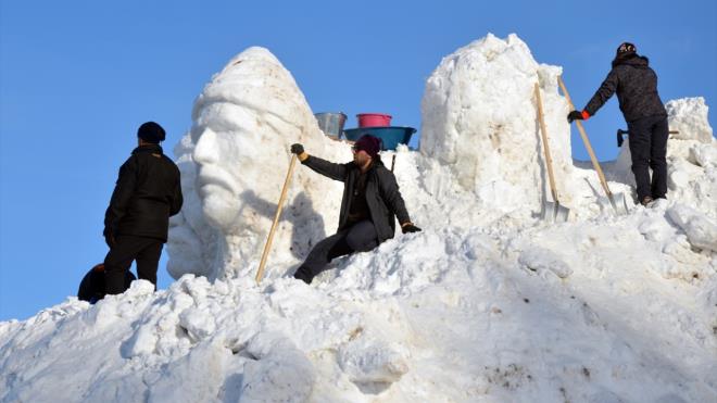 ehit askerlerin portrelerinin yanstlaca heykeller iin Cbltepe Kayak Merkezi`nin 1. etap oteller blgesine yaklak 100 kamyon kar tand. Kar ktleleri, i makineleriyle bir araya topland.