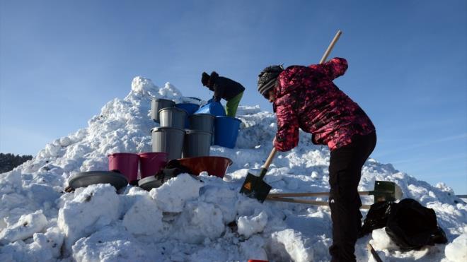 "Zor artlar altnda onlar anlamaya alyoruz."  Atatrk niversitesi Gzel Sanatlar Fakltesi Heykel Blm retim Grevlisi Muhammet i de geen yl da bu etkinlie katldn ifade ederek. "Kardan ehit heykellerini sfrn altnda 18 derecede yapyoruz. Aslnda ok zc bir duygu, bunu yayoruz. Sabahtan akam saatlerine kadar alyoruz. Bazen sfrn altnda 20 dereceye kadar hava souk oluyor. Zor artlar altnda onlar anlamaya alyoruz." dedi.