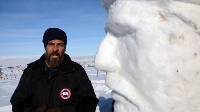 Sarkam Harekat`nn 104. yl anma etkinlikleri kapsamnda niversitelerden bir grup retim grevlisi ve renci, sergilenecek kardan heykelleri yapmaya balad.  Kars Valilii, Sarkam Kaymakaml ve Sarkam Belediyesinin katklaryla Kafkas niversitesi Kazm Karabekir Teknik Bilimler Meslek Yksek Okulu retim Grevlisi Muhammet Hanifi Zengin`in koordinasyonunda Atatrk, brahim een, Bayburt, Mu Alpaslan niversitelerinden bir grup retim grevlisi ve lisans rencisi, heykelleri yapmaya koyuldu.
