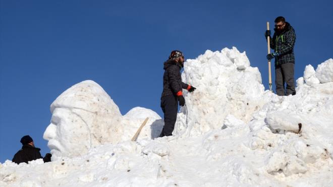 Irakl yksek lisans rencisi Samir Altay ise hocalarna destek iin kardan ehit heykelleri yapmda altn kaydetti.