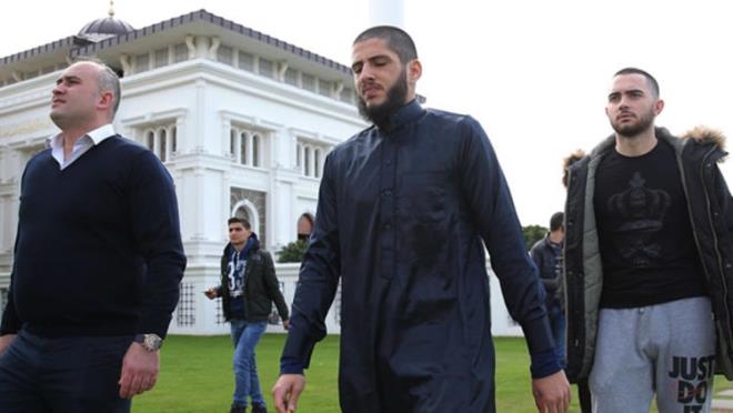 Devre aras hazrlk kampn Antalya'da srdren Fenerbaheli futbolcular cuma namazna gitti.  Sar lacivertli futbolculara cuma nazam ncesi ve sonrasnda byk ilgi gsterildi.