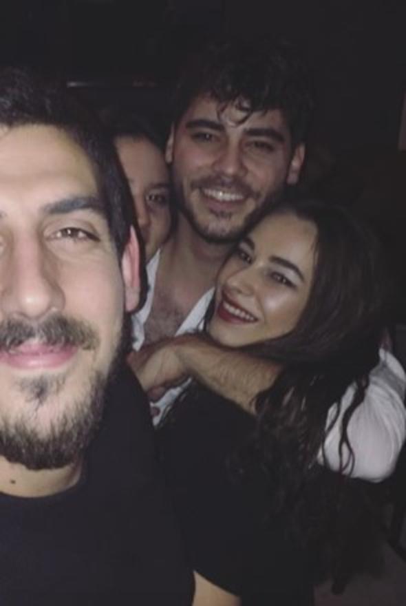 Sevgilisinin doum gnn kutlayan Hardal, paylat bu fotorafa 'anla beni gidecek yolum yok' notunu dt.  Yeniden baran ifti hayranlar 'tebrik' etti.