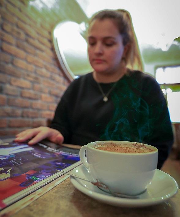 Salep, st bazl kaymak, ikolata, karamel, fstk, ceviz ve sakzl dondurmalarda kullanlrken, souk havalarda da iecek olarak tarnl ikram ediliyor. Bu scak damak tadn evinde misafirleriyle paylamak isteyenler iin de darya sat yaplyor.       93 yldr satlyor     Zeynel Blkba tarafndan 1925'te kurulan Zeynel Muhallebicisinin nc kuak yneticilerinden Bar Blkba, AA muhabirine yapt aklamada, dedesinin sunduu lezzeti gnmzde de devam ettirmeye altklarn syledi.    Muhallebicide 93 yldr salep ieceini, daha dorusu salep ham maddesini rnlerinde kullandklarn dile getiren Blkba, "Aslnda mesleimiz dondurmaclk. Salep dondurmada da bir ana unsur. Salep bizim iletmemizde ok nemli bir ham madde. Kn salep ieceini hazrlyoruz, yazn da dondurmann iinde kullanyoruz. Temel talarmzdan bir tanesi." dedi.    Salep bitkisinin Trkiye'nin dalarnda, yamalarnda yetiebildiini, ancak Ege Blgesi, Kuzey Akdeniz'in bunun vatan olduunu dile getiren Blkba, iin ehli tarafndan bitkinin iki yumrusundan birinin toplandn, dierinin ise bitkinin beslenebilmesi iin brakldn anlatt.    "Kadim hatra gnmzde de poplaritesini koruyor"