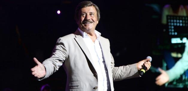 Ayn� g�n Beyo�lu’nda sokak aras�nda i� buldum. Tuvalet temizledim.