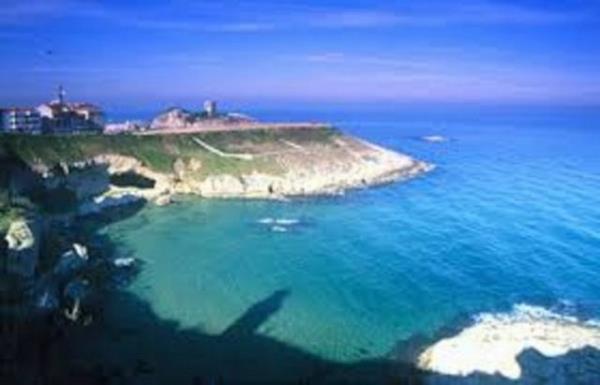 LE  Anadolu yakasnda,kentin en kuzeyinde,Karadeniz kysndadr.skdar a yaklak 55 Km uzaklktadr.Kentte yerleim yaklak . 5000 yllarnda balamtr.ile ismi Mercankk olarak bilinen bir da ieenin yunanca adndan gelmektedir.le tarihte Aschil,Phile,Astere,Kilia isimleriyle anlmtr.Eski bir Milet kolonisi olan kent Lidya,Pers,Galat,Roma,Seluklu,Bizans ve Osmanl egemenliklerinde kalmtr.