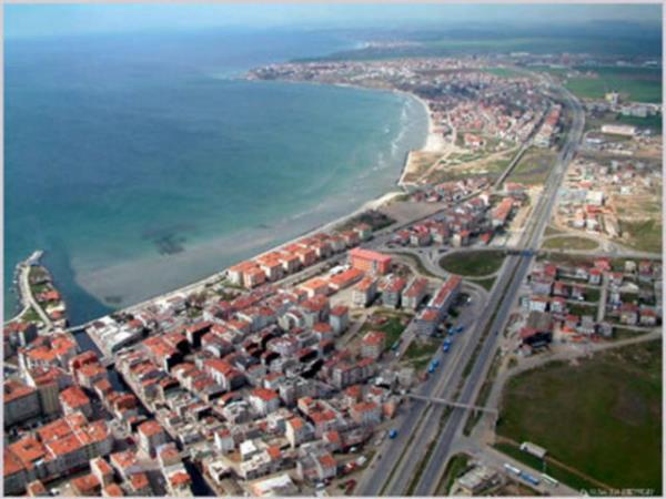 SLVR  Avrupa yakasnda,Tekirda snrnda,Marmara denizi kysndadr.Tarihi stanbulla paraleldir.Bilinen ilk ismi Bria dr.Daha sonralar Trak dilinde kent anla- mna gelenAntik Salymbria ad verilmitir... VII.yy.da Megara llar tarafndan ykseke bir tepeye yaplan kale etrafnda yerleim geniledi.mparator Arcadius kente kars Evadoksia nn adn (Evadoksiapolis) verdiysede bu isim benimsenmedi Ad nce Silimbri ve zamanla Silivri ye dnmtr