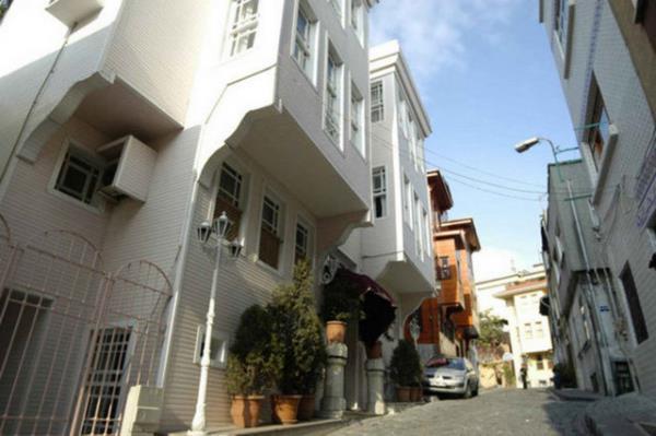 ATLADIKAPI  Avrupa yakasnda, Sirkeci-Ahrkap arasndadr. Bizans dneminde yaplan surlarn Sindera adl kaps buradadr. 1532 ylndaki depremde bu kapda atlaklar oluturduundan, hem kap hem de semt atladkap adyla anlmaya balanmtr...