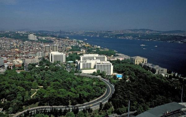 MAKA  Avrupa yakasnda,Beikta-Harbiye-Dolmabahe-Nanta-Harbiye semtleri arasndadr.Adnn Farsa Masgah(Niangah) tan geldii sylenmektedir. Zamanla Maka ya dnmtr. Bir dier sylentiye gre de Fatih Sultan Mehmet in 1461 ylnda Trabzon'u fethinden sonra Trabzondan buraya gnderilen Makallardan dolay semte Maka adnn verildiidir.