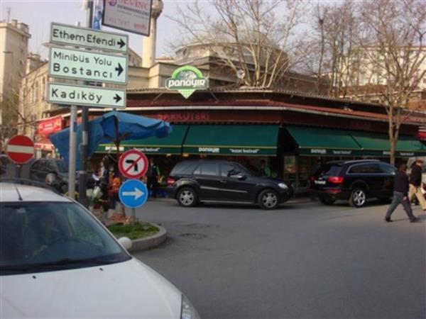 EMRGAN  Boaz n Avrupa kysnda Baltaliman-stinye arasndadr IV Murat yreyi,Revan kalesini arpmadan kendisine teslim eden (1635) Safevi valisi Emirgneolu na balamtr. Bir konak yaptran Emirgneolu burada yaam ve semt Emirgn yada Mirgn olarak anlm zamanla Emircan daha sonralar Emirgan ekline dnmtr.