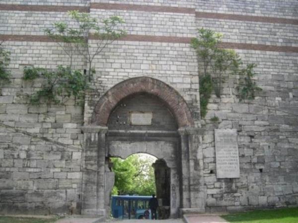 EDRNEKAPI  Hali-Yedikule arasndaki surlarn zerindeki kap Bizans dneminde Kharisios ve Polyhandria isimleriyle anlmtr.Osmanl dneminde Edirne karayolunun balang noktas olduundan Edirne kaps adn alm ve bulunduu semt Edirnekap olarak anlmaktadr.