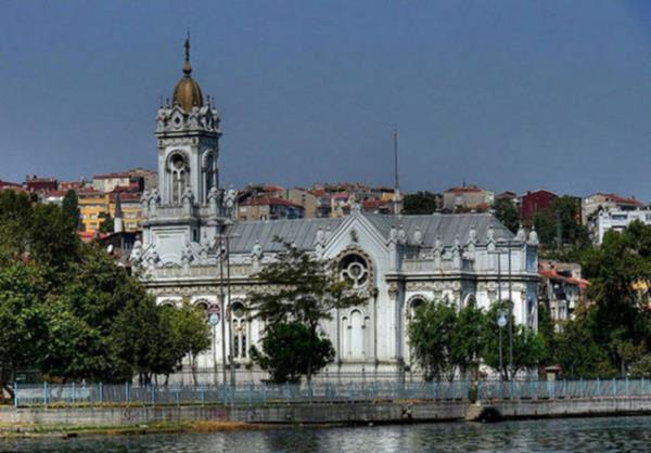 FENER  Kentin Avrupa yakasnda,Balat-Ayvansaray arasnda,Hali kysndadr. stanbul un en eski yerleimlerinden biri olan semtte,Hristiyan inanlarna gre de-nizcilerin koruyucusu Aziz Nikola ya ait kilise vardr.Denizcilere yol gsteren,k tutan anlamnda Panarion ad semte verilmitir.Zamanla Fener e dnt sanlmaktadr.