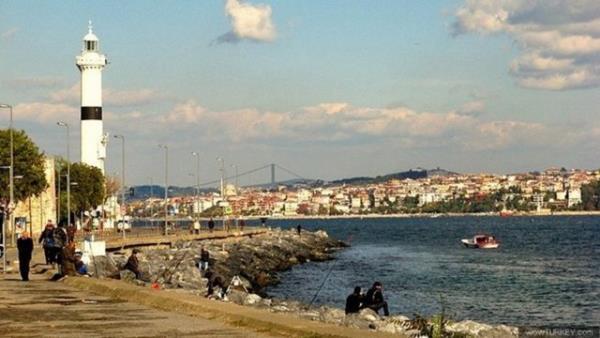 SARAYBURNU  Hali in Marmara denizine dnd yerde,tarihi yarmadann dou ucunda,Ahrkap-Sirkeci arasndadr.stanbul kenti nin ekirdei olan Bizans Megara llar tarafndan ..VII.yy. da burada kurulmutur.Bizans dneminde Aziz Demetrios burnu olarak anlyordu.Bu burun ile Ahrkap arasnda Mangonai saray vard.Bu saray ve Osmanl dneminde buraya yaplan saray (Bugnk Topkap saray) dolaysyla semte Sarayburnu ad verilmitir.