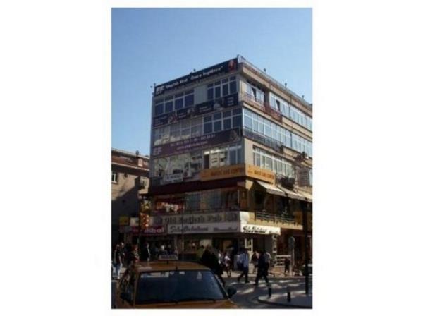 AKINBAKKAL  Anadolu yakasnda,Kadky-Bostanc arasnda bir semttir.Bir sylentiye gre henz yerleimin ok az olduu bir dnemde burada bir bakkal dkkan alm, civardan denize girmek iin gelenler bu tenha yerdeki bakkal dkkannn i yapmayacan dnerek,dkkan sahibi esnaf a akn bakkal yaktrmasn yaparlar. Zamanla yrede yerleim younlanca semt aknbakkal ismiyle anlmaya balanr.