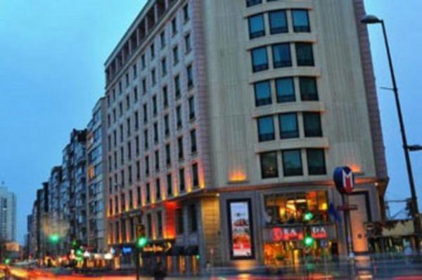 3-Semtte oturan bir Levanten bahe iinde Pane Galeti isimli bir ayhane am ve yapt pasta,keklerle mehur olmutur.stanbulun eitli semtlerinde oturan aileler Haydi Pera ya gidelim,Pane Galati de pasta yiyip ay ielim derlermi. sim semtle zdelemi ve zamanla Pangalt ya dnmtr.