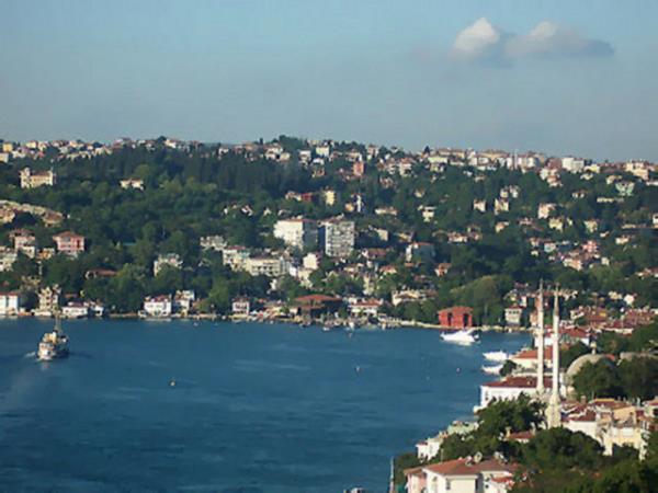 ENGELKY  Anadolu yakasnda Beylerbeyi-Vaniky arasndadr.Bizans mparatoru Justinianos buraya kars Sophia iin bir saray yaptrmtr ve semte Sophianea ad verilmitir. Osmanl dneminde bu semtte gemi apalatr imal edildiinden ad engel Ky olarak benimsenmitir. Zamanla engelky eklini almtr. Bir baka sylentiye grede; Osmanl dneminde leventlikten yetien engelolu Tahir paa (Sonradan Kaptan- Deryala kadar ykselmitir) bu semtte oturmu ve yrede mescit,eme gibi yaptrm ve birok hayr ilerine nayak olmu semtin sevilen kiilerinden biri olmutur, emte bu sebepten onun ismi verilmitir...