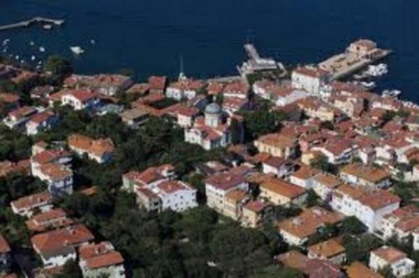 Burgaz adas: Antik adaki ad Antigoni dir. Bizans dneminde Prygas (Hisar) adyla anlmaktayd