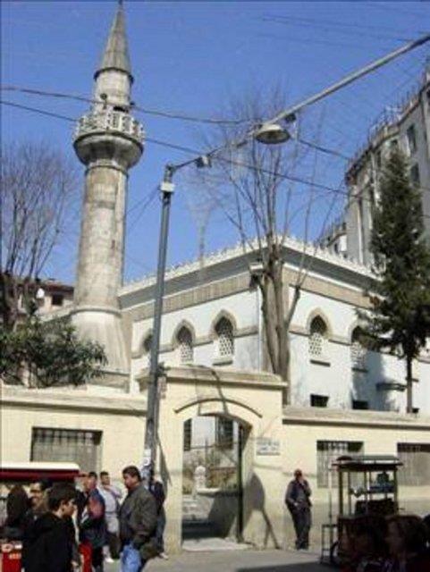 AA CAM: Beyolu'nda stiklal Caddesi stndeki Aa Cami'sini eyhlharem Hseyin Efendi yaptrmt.