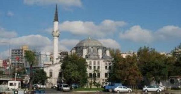 AZAPKAPI  Avrupa yakasnda,Hali kysnda,Kasmpaa-iihane-Karaky semtleri arasndadr.Tarihi yarmadann dnda kalan sur kaplarndan biridir.Blge Ceneviz egemenliindeyken bu kapya Porta di Sn Antonio ad verilmiti