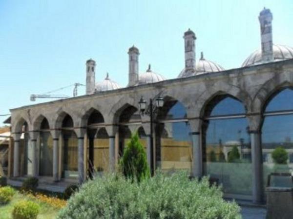 EMSPAA  Anadolu yakasnda,skdar-Salacak arasnda,Boaz kysndadr.Yavuz Sultan Selim e hizmet etmi,Kanuni Sultanselimin Beylerbeylerinden,II Selim in vezirlerinden emsi paa bu semtte Mimar Sinan a bir cami yaptrmtr.emsi paa camisi evresinde oluan yerleim ayn adla anlmaktadr.