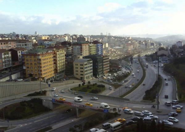 OKMEYDANI  Avrupa yakasnda,ili-Kasmpaa-Mecidiyeky-Halcolu arasndadr. stanbul un fethi srasnda Fatih Sultan Mehmet in ota kurduu yerdir. 1490 ylnda Fatih in burada ondokuz snr tayla snrlar belirlenen ok geni bir alana Tekke-i Tirendezan (Okular tekkesi ) yaptrmasyla semt Okmeydan olarak anlmaya balanmtr.