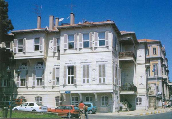 KREBURNU  Avrupa yakasnda,Kefeliky-Tarabya arasndadr.Bizans dnemindeki ad Kleridra tou pontu (Boazn anahtar) dur.Bu gnk ismini,Osmanl dneminde yrede bulunan kire ocaklarndan ald sylenmektedir.