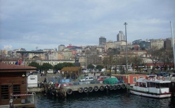 KASIMPAA  Avrupa yakasnda Hali kysnda,Beyolu-Hasky-ili arasndadr.Kanuni Sultan Sleyman n vezirlerinden Gzelce Kasm paa nn Padiah tarafndan burada oturmayla grevlendirilmesi dolaysyla semt Kasmpaa ismini almtr. Gzelce Kasm paa semte yaptrd cami (Cami-i Kebir),medrese ve dier eserlerle yreyi kalndrmtr.