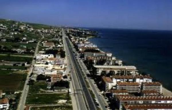 KUMBURGAZ  Avrupa yakasnda,Marmara kysnda,Mimarsinan-Celaliye arasndadr. XIX.yy. da halknn ounluu rum olan yerleim kumunun bol olmas nedeniyle Konumyo adyla anlyordu,mbadele sonrasnda Kumburgaz adn almtr.