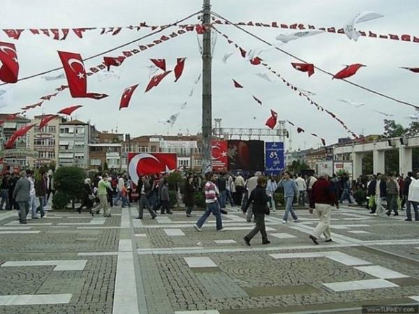 BAKIRKY  Kentin Avrupa yakasnda Ataky-Florya arasnda, Marmara kysndadr. lk alarda Hebdamon Septimus adyla anlmaktayd. Bizans dneminde yazlk olarak kullanlmtr . Constantinus (Byk) zamannda buraya saraylar , kkler,kiliseler yaptrmtr. Bizans'n son dneminde Makrihori, Osmanl dneminde Marki Ky olarak bilinen semtin ad Cumhuriyet'in ilanndan sonra Bakrky olarak deimitir...