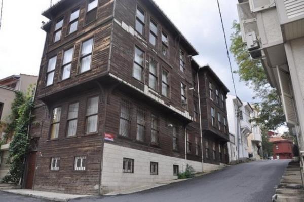 BOYACIKY  Avrupa yakasnda,Boaz kysnda,Emirgan-Baltaliman arasndadr. Krklareli kentinden aba,ayak ve ul boyamada uzmanlam krk kadar ailenin 19.yy. da balarnda getirilerek buraya yerletirilmesi ile oluan yeni yerleim Boyacky ismiyle anlmaya balanmtr...