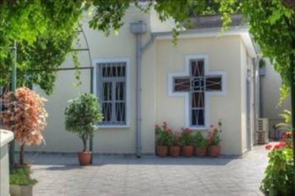 AYAZMA: stanbul'da ok fazla sayda ayazma var.    Nedir ayazma?  Hristiyanlarn inanlarna gre kutsal ve ifal su; bu maksatla ziyaret edilen yerlerdeki dini yapdr.