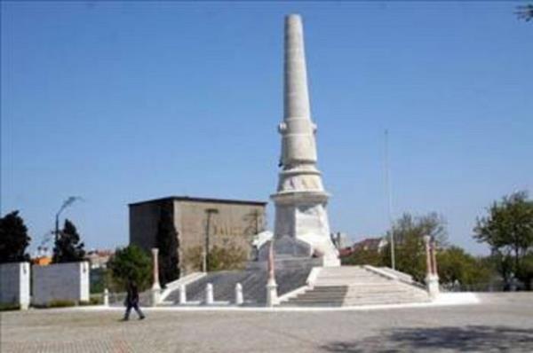 ABDE- HRRYET: ili'de Hrriyet tepesindeki antn ad. Bugnk dille sylenirse "zgrlk Ant".