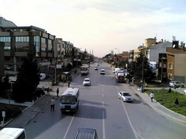 ALTUNZADE  Anadolu yakasnda,Kskl-Balarba arasndadr.nceleri yazlk yerleim yeri olan semte XIX. yy da burada yaam olan askeri ura yesi smail Zht paa bir cami ve hamam yaptrmtr.Cami evresinde younlaan yerleim Altunizade olarak anlmaya balanmtr.