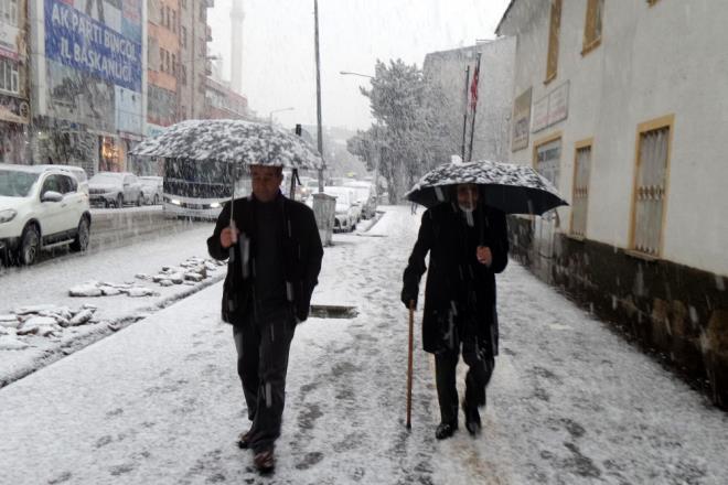 �orum'da kar ya���� nedeniyle okullar yar�n i�in tatil edildi. �l Milli E�itim M�d�rl���nden yap�lan yaz�l� a��klamada, il genelinde kar ya����n�n etkili oldu�u bildirildi. Olumsuz hava �artlar� y�z�nden yar�n kent merkezindeki ilk ve orta dereceli okullarda e�itime bir g�n ara verildi�i belirtilen a��klamada, engelli ve hamile kamu personelinin idari izinli say�laca�� kaydedildi. Daha �nce Sungurlu, �skilip, La�in, Karg�, U�urluda�, Dodurga, Osmanc�k, Bo�azkale ve O�uzlar il�elerinde okullar�n tatil edildi�i duyurulmu�tu.