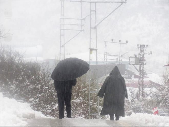 Kar ya���� nedeniyle Kastamonu'da 8 il�ede okullar tatil (7 Ocak 2019) edildi.  <br>  Kastamonu Valili�inden yap�lan yaz�l� a��klamada, il genelinde yo�un kar ya����n�n etkili oldu�u belirtildi. A��klamada, Ta�k�pr�, A�l�, K�re, Ara�, �hsangazi, Azdavay, Bozkurt ve Tosya il�elerinde yar�n ilk ve orta dereceli okullarda e�itime bir g�n ara verildi�i bildirildi. Kent merkezi ve Devrekani il�esinde okullar�n tatil edildi�i daha �nce duyurulmu�tu.