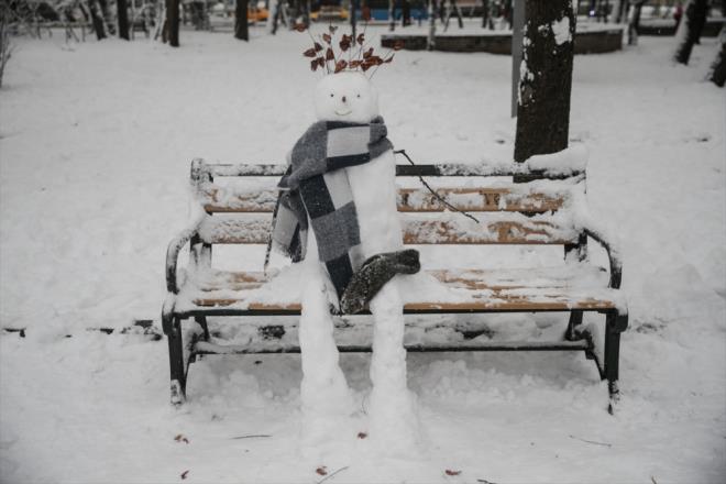 Vali �mit, sosyal medya hesab�ndan yapt��� a��klamada, meteorolojik verilere g�re g�n boyunca s�ren yo�un kar ya���� ve ge� saatlerde olu�mas� muhtemel buzlanma nedeniyle ula��mda ya�anabilecek aksakl�klar g�z �n�nde bulundurularak, yar�n kentteki ilkokul, ortaokul ve liselerde e�itime bir g�n s�reyle ara verildi�ini bildirdi. �mit, engelli ile hamile kamu personeline de yar�n bir g�n idari izin verildi�ini belirtti. A��klamas�nda, ��rencilere tavsiyelerde bulunan �mit, "Gen�ler, olumsuz hava ko�ullar� sebebiyle il genelinde e�itime bir g�n s�reyle ara verdik. G�zelce dinlenin, e�lenin, biraz da ders �al���n, kendinize dikkat edin, hasta olmay�n. Sizleri seviyoruz, unutmay�n." ifadelerini kulland�.