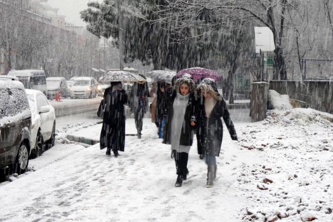 SAMSUN  <br>  Samsun'un Vezirk�pr� il�esinde yo�ur kar ya���� nedeniyle e�itime bir g�n ara verildi.    <br>  Samsun Valili�inden yap�lan yaz�l� a��klamada, Vezirk�pr� il�esinde kar ya����n�n etkili oldu�u belirtildi.<br>    Yo�un kar ya���� nedeniyle il�ede yar�n ilk ve orta dereceli okullarda e�itime bir g�n ara verildi�i duyuruldu.    Ayr�ca ayn� g�n kamu kurum ve kurulu�lar�nda �al��an engelli ve hamile personelin de idari izinli say�lacaklar� aktar�ld�.