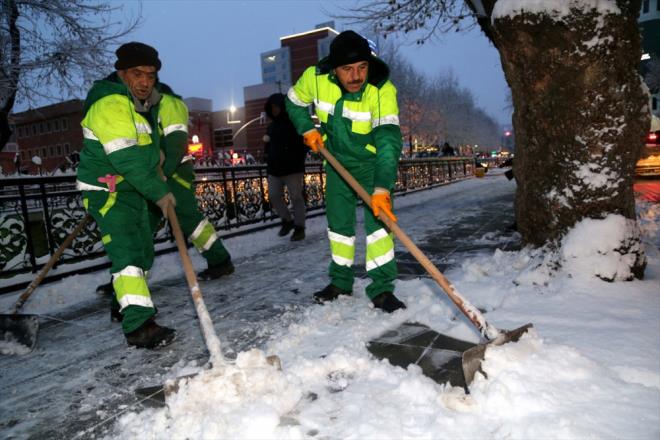 Samsun, �orum, Bing�l ve Konya'da baz� il�elerde tatil. �� kesimlerdeki il�elerde kar ya����n�n etkili oldu�u Samsun'da da Vezirk�pr�'n�n yan� s�ra Havza, Ladik, Asarc�k ve Kavak il�elerinde yar�n ilk ve orta dereceli okullarda e�itime bir g�n ara (7 Ocak 2019) verildi�i duyuruldu.