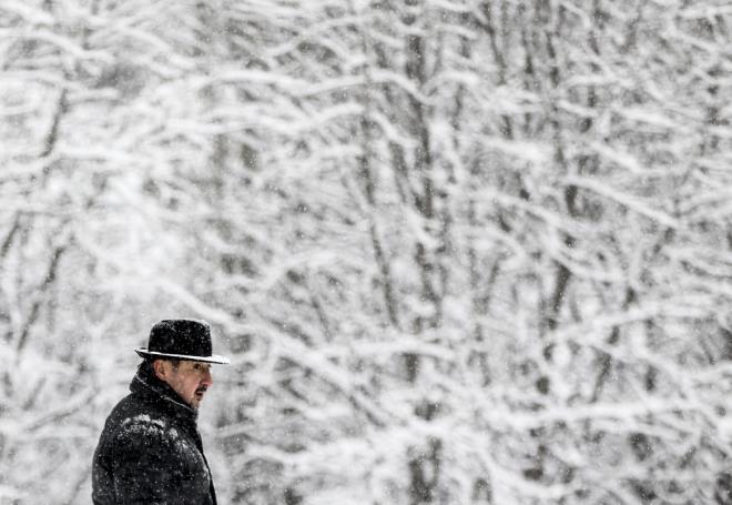 Kastamonu'da etkili olan kar ya���� nedeniyle 2 il�edeki t�m okullar ile 4 il�edeki ta��mal� e�itim yap�lan okullarda e�itime yar�n ara (7 Ocak 2019) verildi. Kastamonu Valili�inden yap�lan yaz�l� a��klamada, il genelinde yo�un kar ya����n�n etkili oldu�u belirtildi.  <br>  A��klamada, Cide ve P�narba�� il�elerinin t�m okullar�nda, �nebolu, Do�anyurt, �atalzeytin ve �enpazar il�elerinde ise ta��mal� e�itime bir g�n ara verildi�i bildirildi. Kent merkezi ile Devrekani, Ta�k�pr�, A�l�, K�re, Ara�, �hsangazi, Azdavay, Bozkurt ve Tosya il�elerinde okullar�n tatil edildi�i daha �nce duyurulmu�tu.