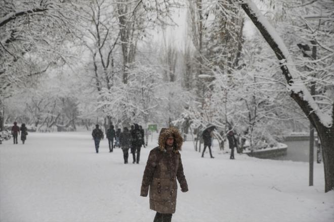 Kent genelinde �al��ma y�r�t�ld���n� ifade eden Demirci, "Karla m�cadele yap�yoruz. Yollar ve kald�r�mlarda kar temizli�i ger�ekle�tiriyoruz. Vatanda�lar daha rahat y�r�yebilsin diye �zellikle yaya kald�r�mlar�n� temizliyoruz." dedi.