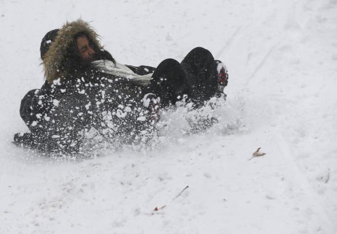 Amasya'da, 2 il�ede okullar�n tamam�, 1 il�ede ise ta��mal� e�itim tatil edildi (7 Ocak 2019). Kentte sabah saatlerinde ba�layan kar ya���� etkisini art�rarak devam ediyor.