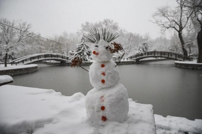 Karaman'�n Sar�veliler il�esinde etkili olan kar ya���� nedeniyle e�itime yar�n ara verildi. �l�e genelinde ��le saatlerinde ba�layan yo�un kar ya����, ya�am� olumsuz etkiliyor. Olumsuz hava ko�ullar� nedeniyle H�fz�ss�hha Kurulunca il�ede ilk ve orta��retim kurumlar�nda e�itime ara (7 Ocak 2019) verilmesi kararla�t�r�ld�.