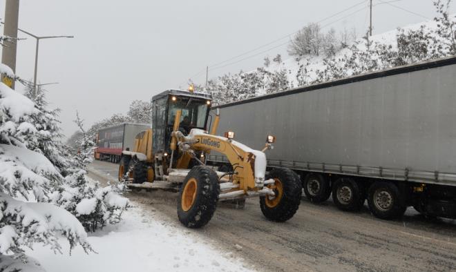 Bing�l'de etkili olan kar ya���� nedeniyle merkezde ta��mal� e�itime, 4 il�ede ise t�m okullar 1 g�n s�re ile tatil edildi.    Valilik a��klamas�nda, "Yo�un kar ya���� ve olumsuz hava ko�ullar� nedeniyle il merkezinde ta��ma yoluyla e�itime eri�im sa�layan ��rencilerimiz ile merkeze ba�l� k�y okullar�m�z ve ta��ma merkezi okullar�m�zda, ayr�ca Adakl�, K��i, Yedisu ve Yayladere il�elerimizdeki t�m ilk ve orta dereceli okullar�m�zda 07.01.2019 Pazartesi g�n� e�itime bir g�n s�re ile ara verilmi�tir" denildi.