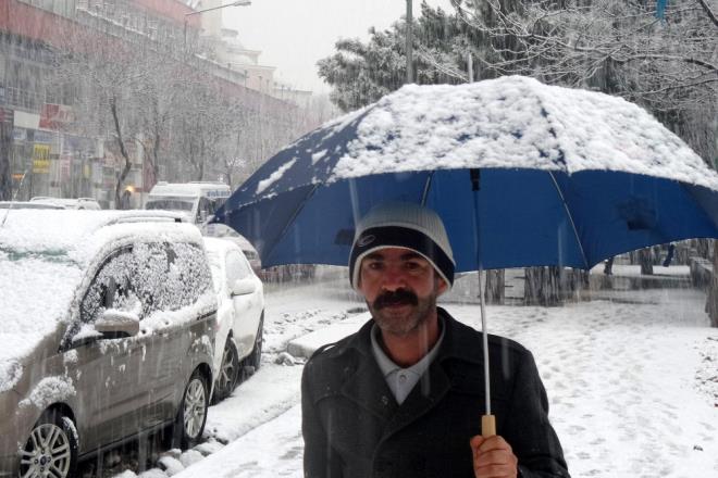 K�r�ehir'in 4 il�esinde, kar ya���� ve olumsuz hava ko�ullar� nedeniyle e�itime yar�n ara verildi.  <br>  K�r�ehir Valili�inden yap�lan a��klamaya g�re, olumsuz hava ko�ullar� nedeniyle Kaman, Akp�nar, �i�ekda�� ve Ak�akent il�elerinde, Milli E�itim M�d�rl���ne ba�l� okullarda e�itim ve ��retime 7 Ocak Pazartesi g�n� ara verilmesinin kararla�t�r�ld�.<br>    �l merkezi ve Mucur il�esinde kar ya����na g�re de�erlendirme yap�laca�� belirtildi.