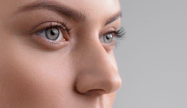 G�Z HASTALIKLARI    Burun t�kan�kl��� g�z sa�l���n� da olumsuz etkiler. Burun rahat nefes alamad���nda y�z kaslar�n� ve g�z�n damarlar�n� zorlar. Kas�lan damarlar g�zde k�zar�kl��a neden olur. Bu da ilerleyen zamanlarda ciddi sa�l�k sorunlar�na ortam haz�rlar.